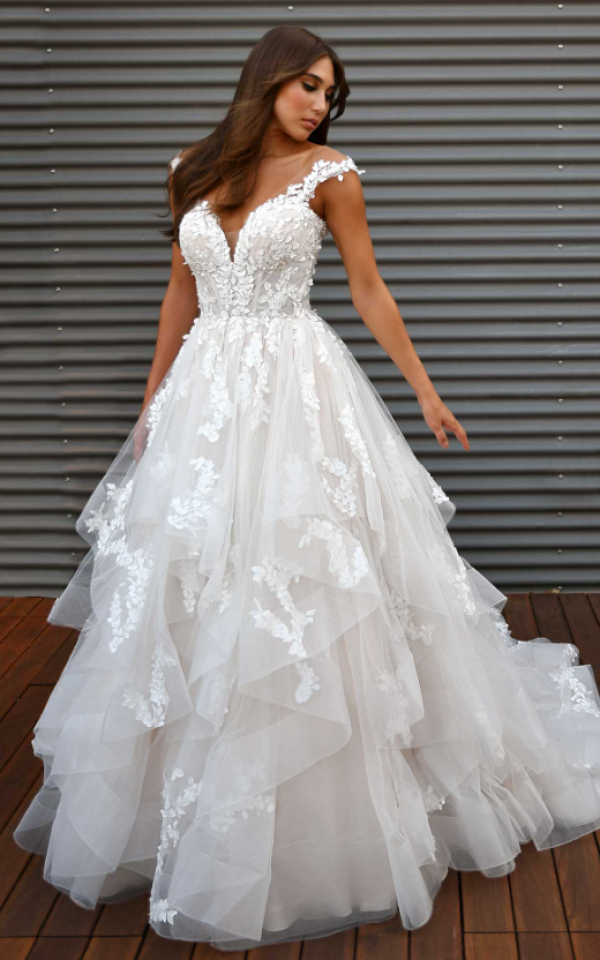 Gaun Ball Gown dengan rok berlayer